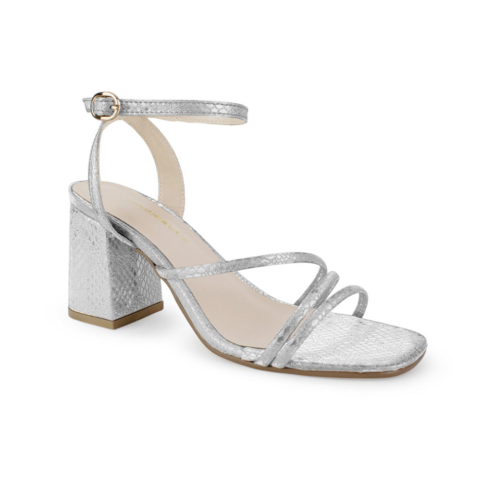 Vista diagonal de la zapatilla plateada para fiesta con tacón medio 7cm, pulsera ajustable al tobillo y tiras delgadas para dama 