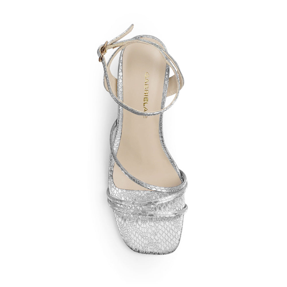 Vista superior en la zapatilla plateada de fiesta con tiras cruzadas, pulsera ajustable al tobillo y tacón medio 7cm para dama 