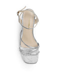 Vista superior en la zapatilla plateada de fiesta con tiras cruzadas, pulsera ajustable al tobillo y tacón medio 7cm para dama 