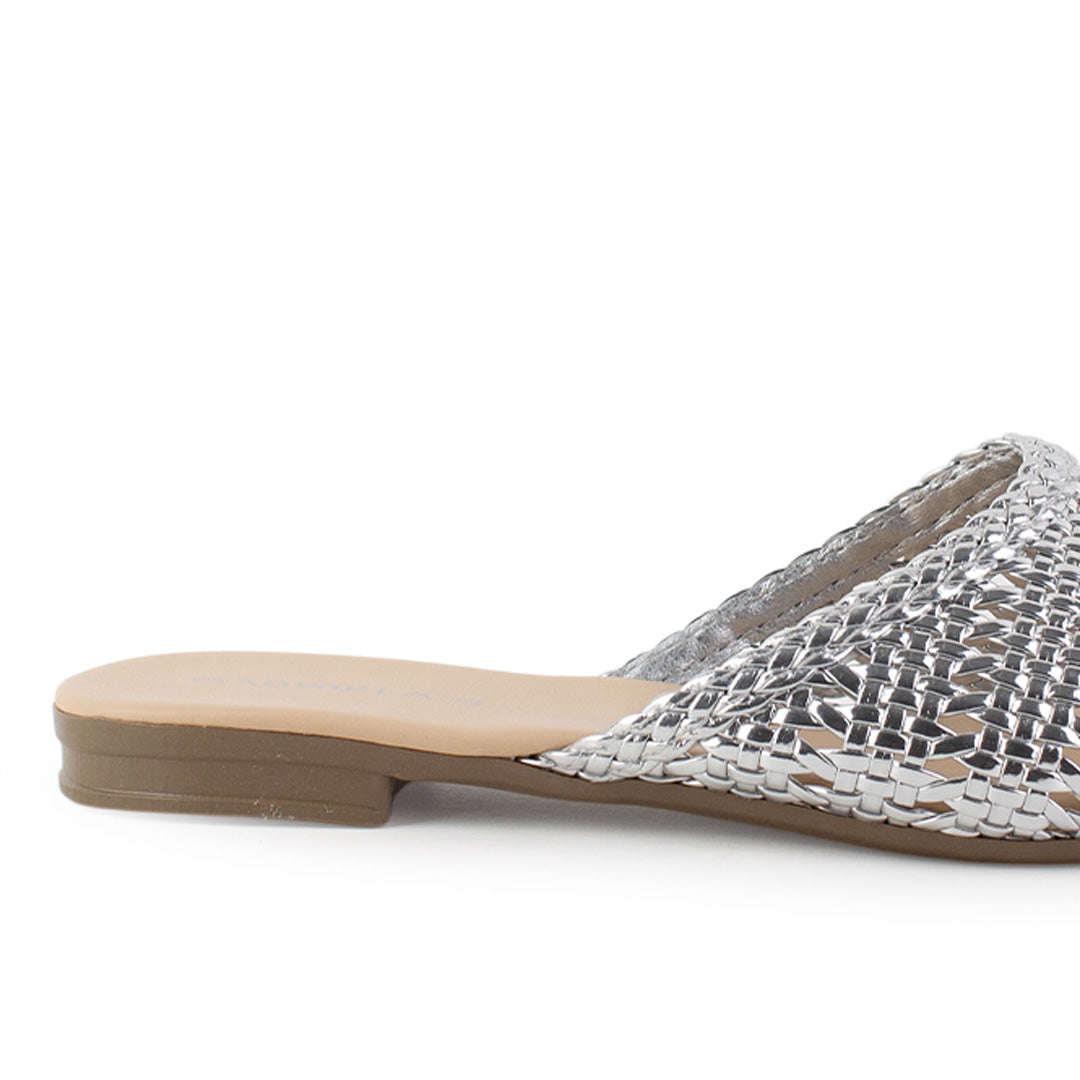 Vista trasera de flats tipo mules plateados de piso para mujer de meter con punta calada de diseño trenzado 