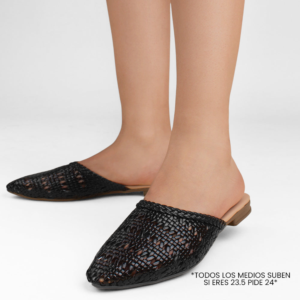 Flats tipo mules negros calados para mujer con punta fina y diseño trenzado de meter 