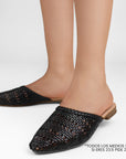 Flats tipo mules negros calados para mujer con punta fina y diseño trenzado de meter 