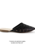 Vista lateral de flats tipo mules negros perforados para mujer con punta fina calada de meter 
