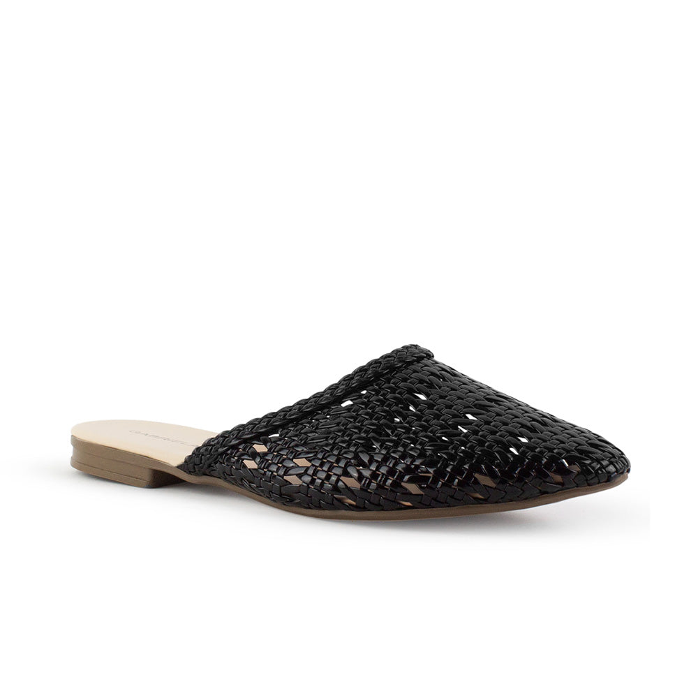 Vista diagonal de flats negro destalonados para mujer con punta fina perforada de meter tipo mules