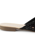 Vista trasera de flats tipo mules negros de piso para mujer de meter con punta calada de diseño trenzado 