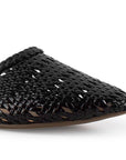 Vista a detalle de diseño trenzado perforado en flats tipo mules negros para mujer de piso 