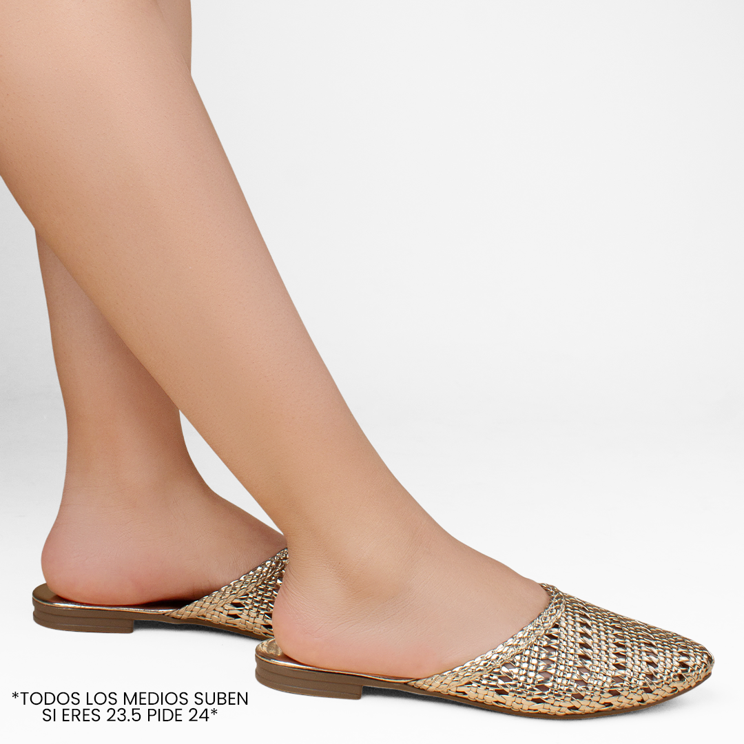 Flats tipo mules dorados calados para mujer con punta fina y diseño trenzado de meter 