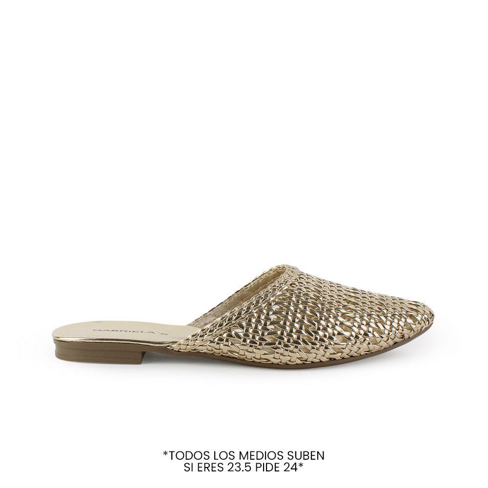 Vista lateral de flats tipo mules dorados perforados para mujer con punta fina calada de meter 
