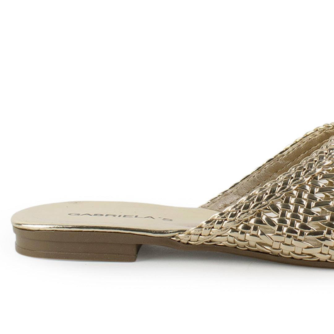 Vista trasera de flats tipo mules dorados de piso para mujer de meter con punta calada de diseño trenzado 