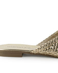 Vista trasera de flats tipo mules dorados de piso para mujer de meter con punta calada de diseño trenzado 