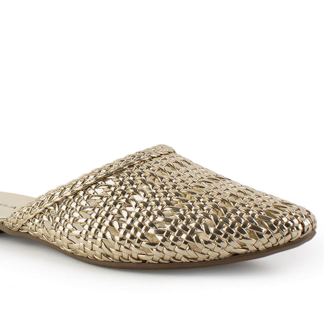 Vista a detalle de diseño trenzado perforado en flats tipo mules dorados para mujer de piso 