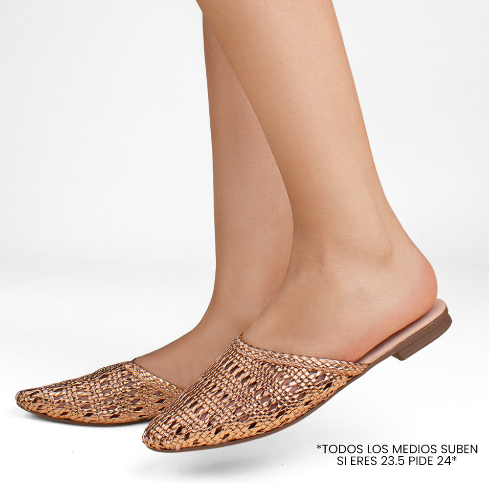 Flats tipo mules oro rosa calados para mujer con punta fina y diseño trenzado de meter 