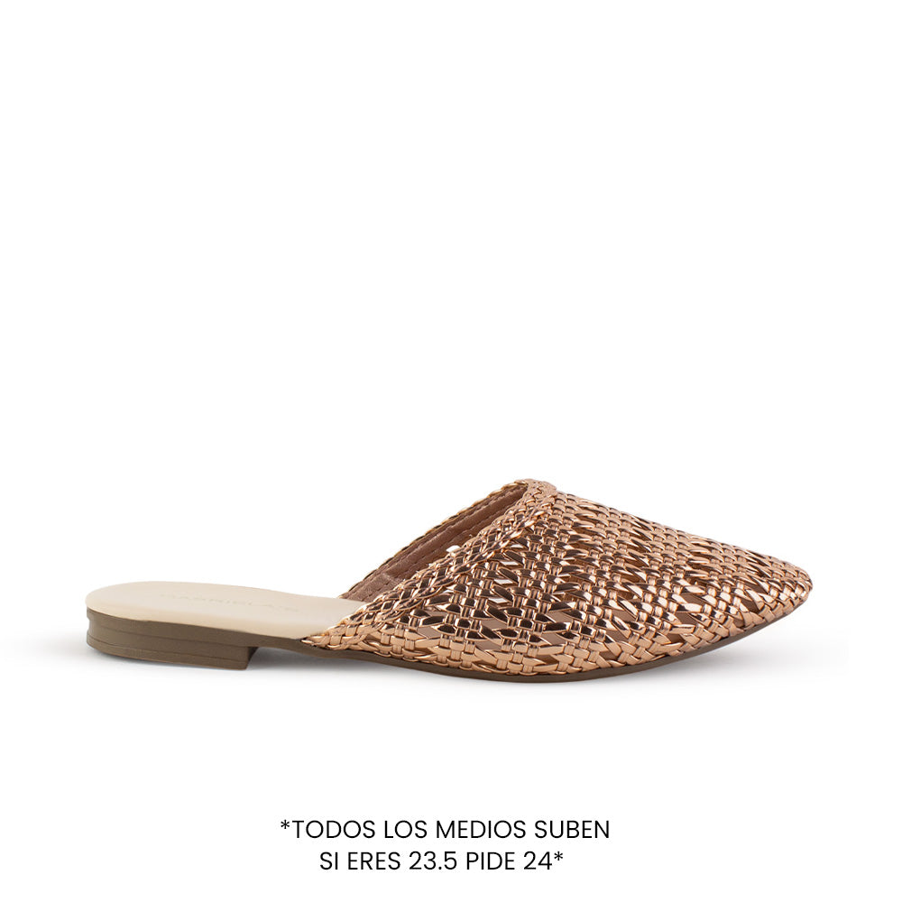 Vista lateral de flats tipo mules oro rosa perforados para mujer con punta fina calada de meter 