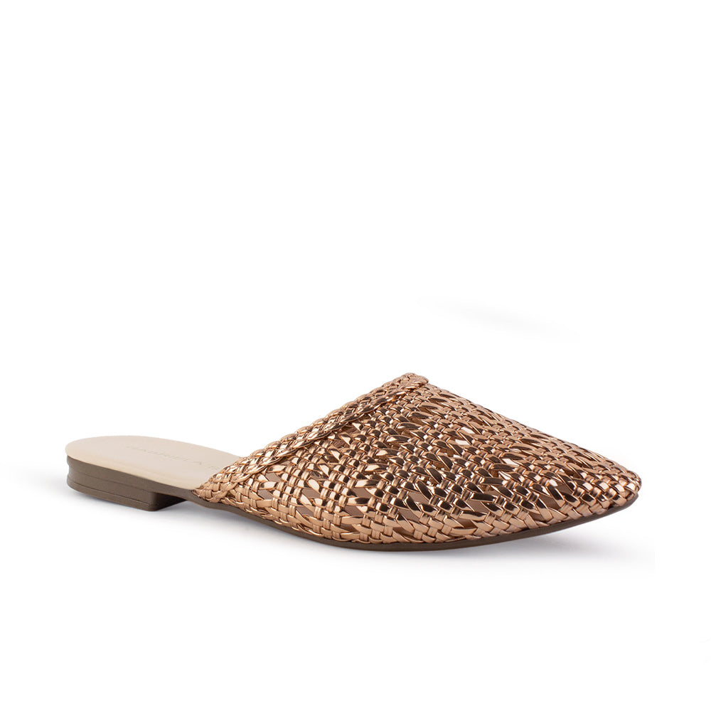 Vista diagonal de flats oro rosa destalonados para mujer con punta fina perforada de meter tipo mules