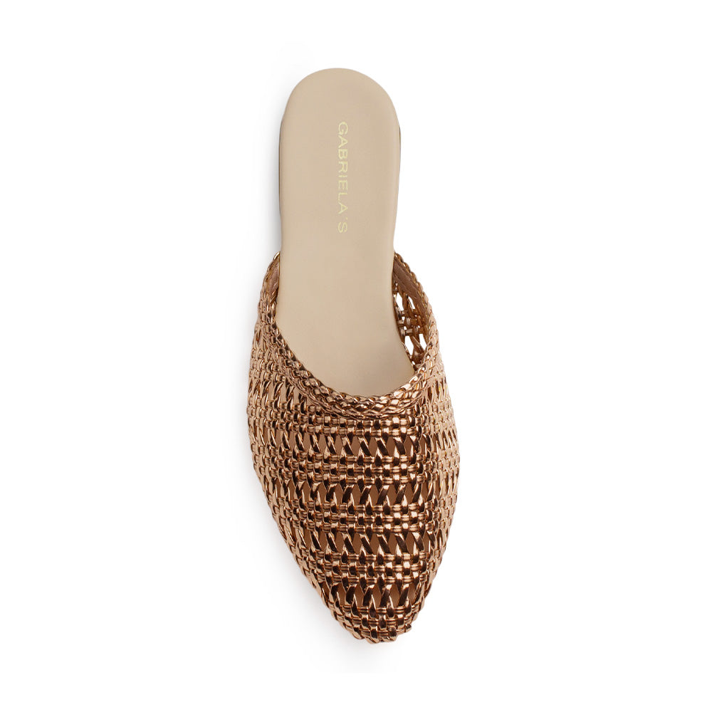 Vista superior de flats tipo mules de meter para mujer con punta fina calada trenzada en color oro rosa 