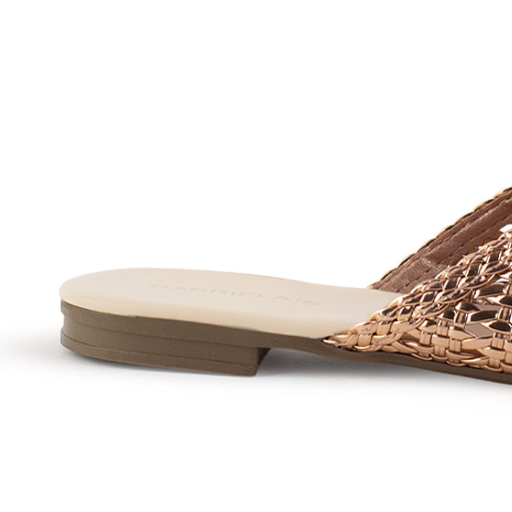 Vista trasera de flats tipo mules oro rosa de piso para mujer de meter con punta calada de diseño trenzado 