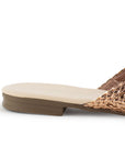 Vista trasera de flats tipo mules oro rosa de piso para mujer de meter con punta calada de diseño trenzado 
