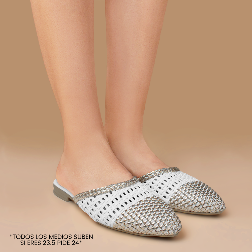 Flats tipo mules plateados con blanco  calados para mujer con punta fina y diseño trenzado de meter 