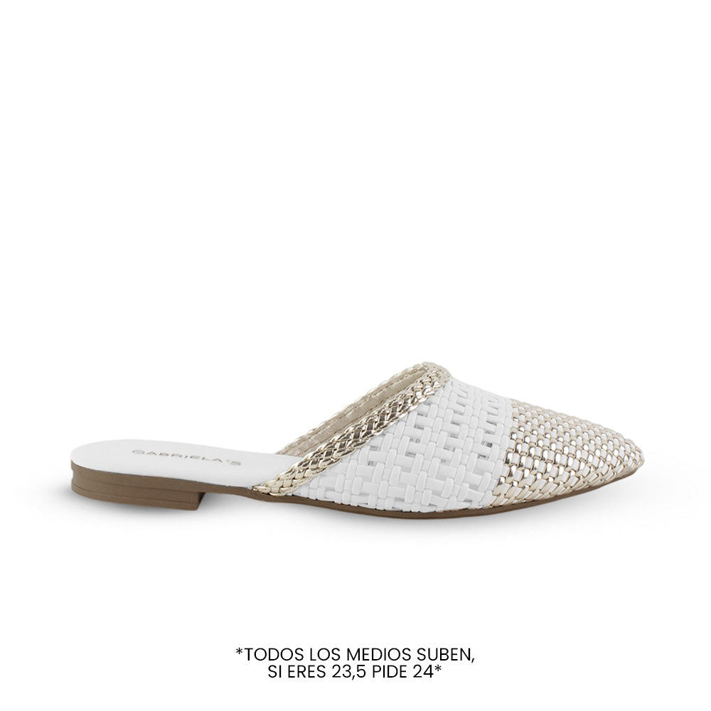 Vista lateral de flats tipo mules plateados  con blanco perforados para mujer con punta fina calada de meter 
