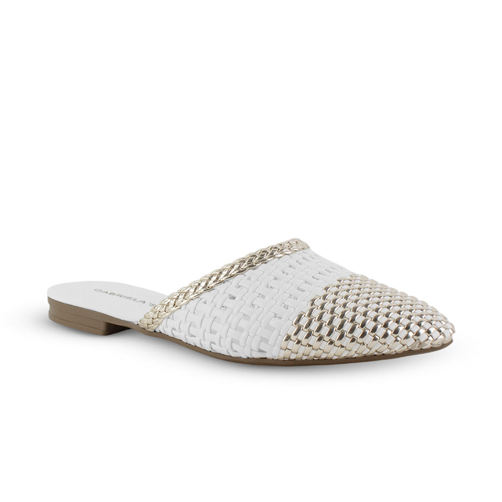 Vista diagonal de flats plateados con blanco destalonados para mujer con punta fina perforada de meter tipo mules
