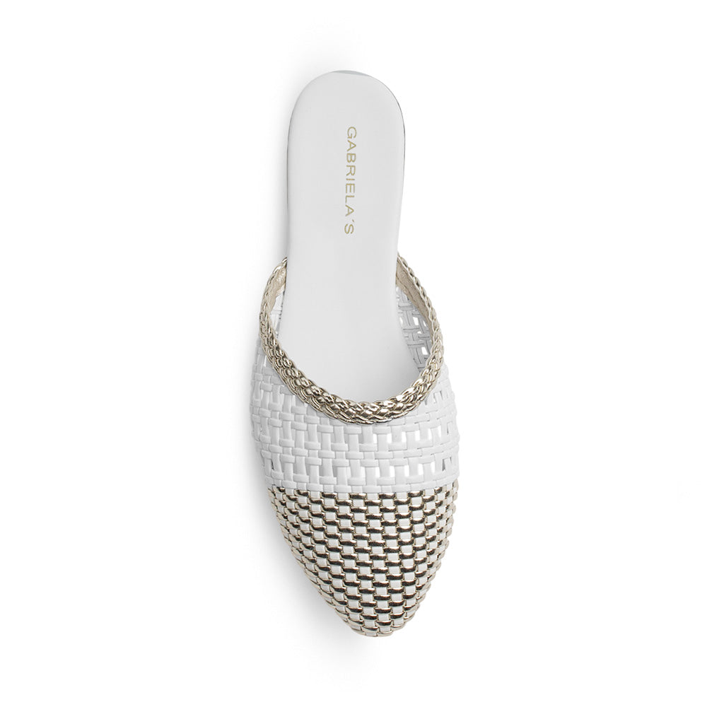 Vista superior de flats tipo mules de meter para mujer con punta fina calada trenzada en color plateado con blanco 