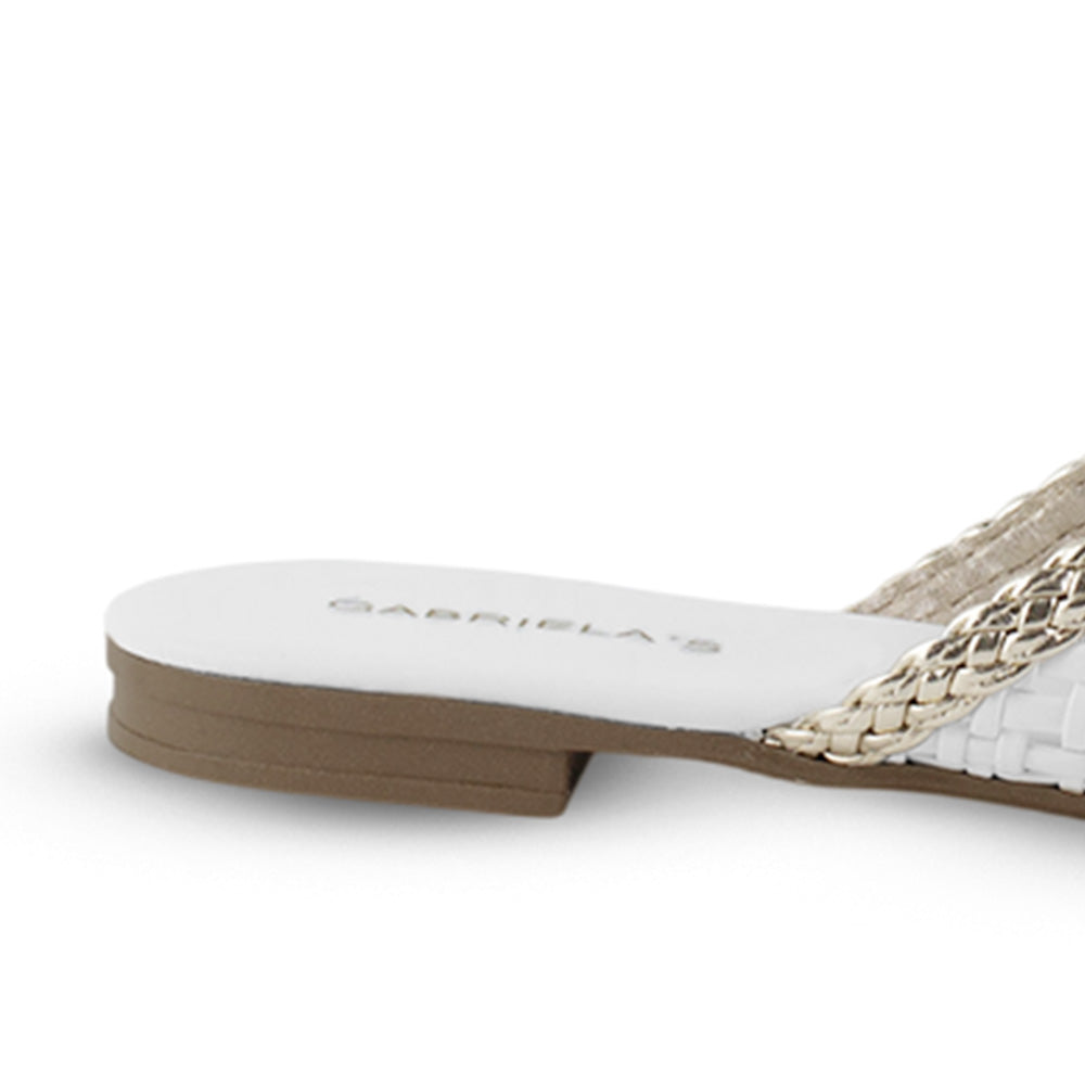 Vista trasera de flats tipo mules plateados con blanco de piso para mujer de meter con punta calada de diseño trenzado 