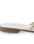 Vista trasera de flats tipo mules plateados con blanco de piso para mujer de meter con punta calada de diseño trenzado 