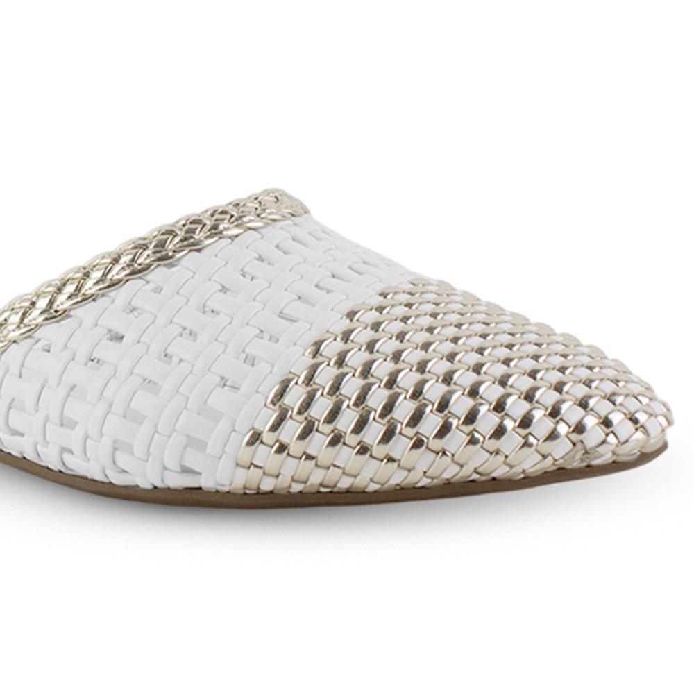 Vista a detalle de diseño trenzado perforado en flats tipo mules plateados con blanco para mujer de piso 