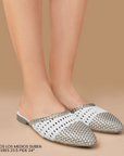 Flats tipo mules plateados con blanco  calados para mujer con punta fina y diseño trenzado de meter 