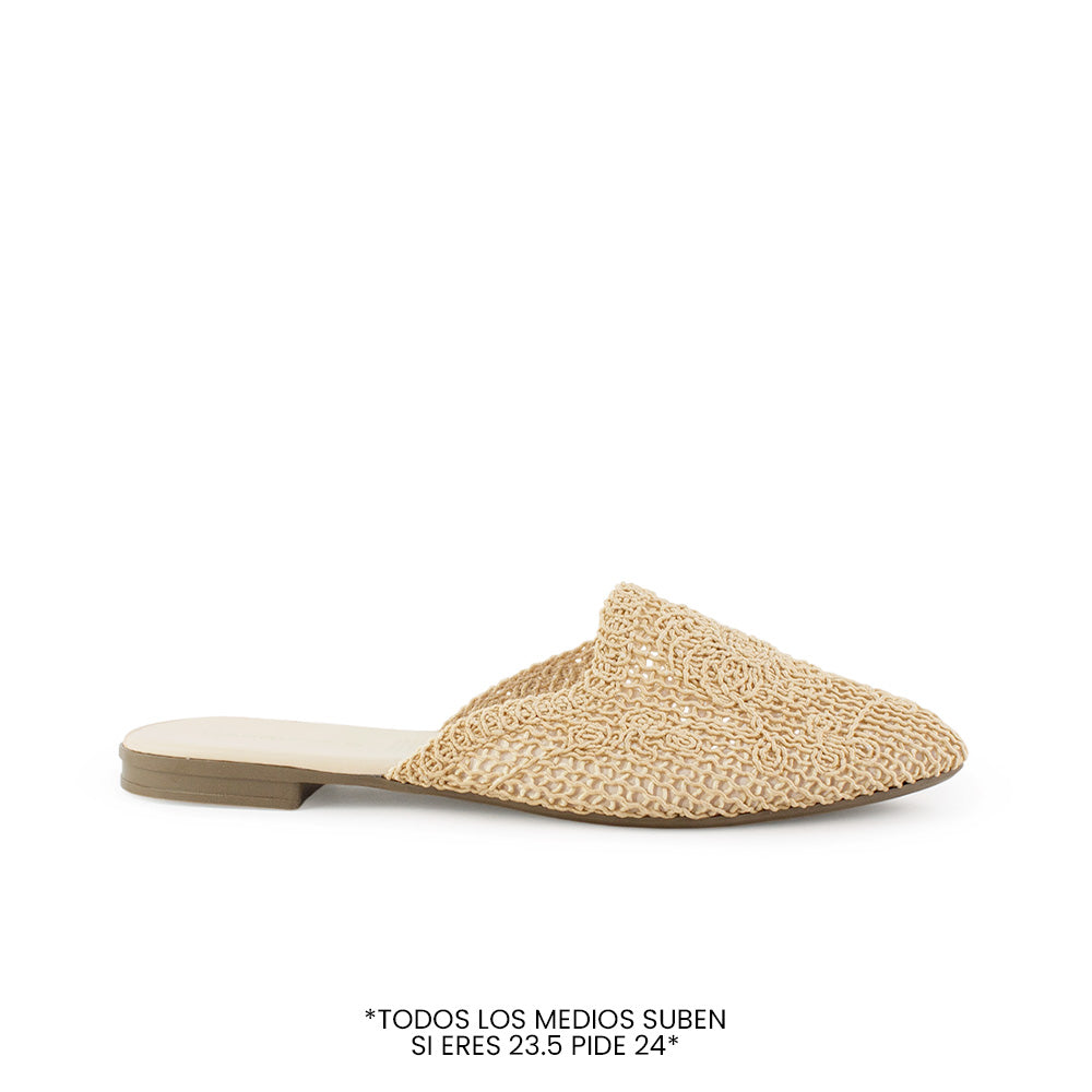Vista lateral de flats tipo mules beige perforados para mujer con punta fina calada de meter 