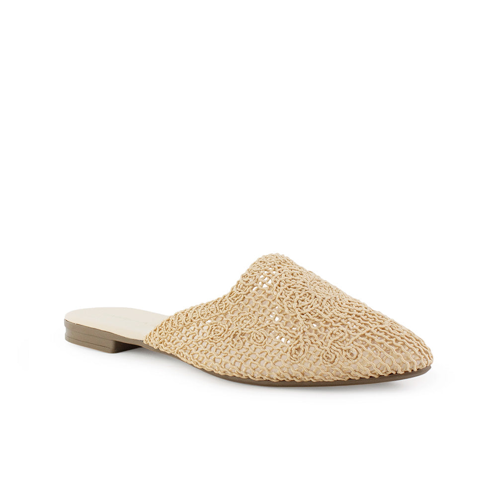 Vista diagonal de flats beige destalonados para mujer con punta fina perforada de meter tipo mules