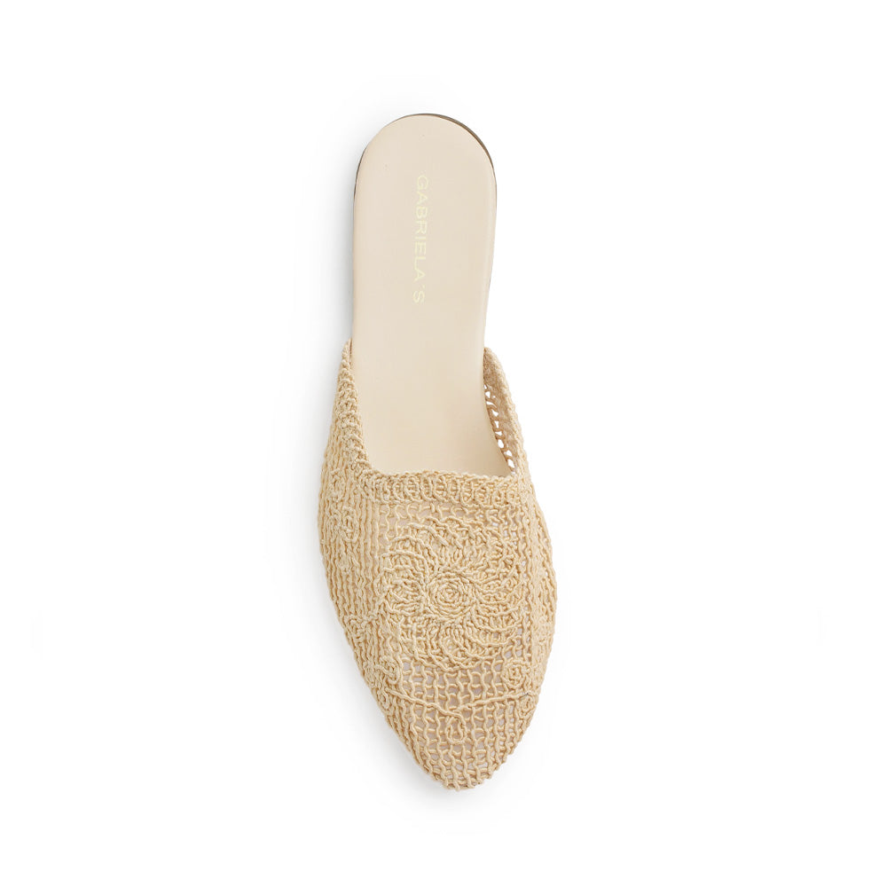 Vista superior de flats tipo mules de meter para mujer con punta fina calada trenzada en color beige 