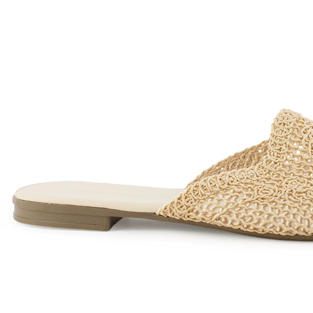 Vista trasera de flats tipo mules beige de piso para mujer de meter con punta calada de diseño trenzado 