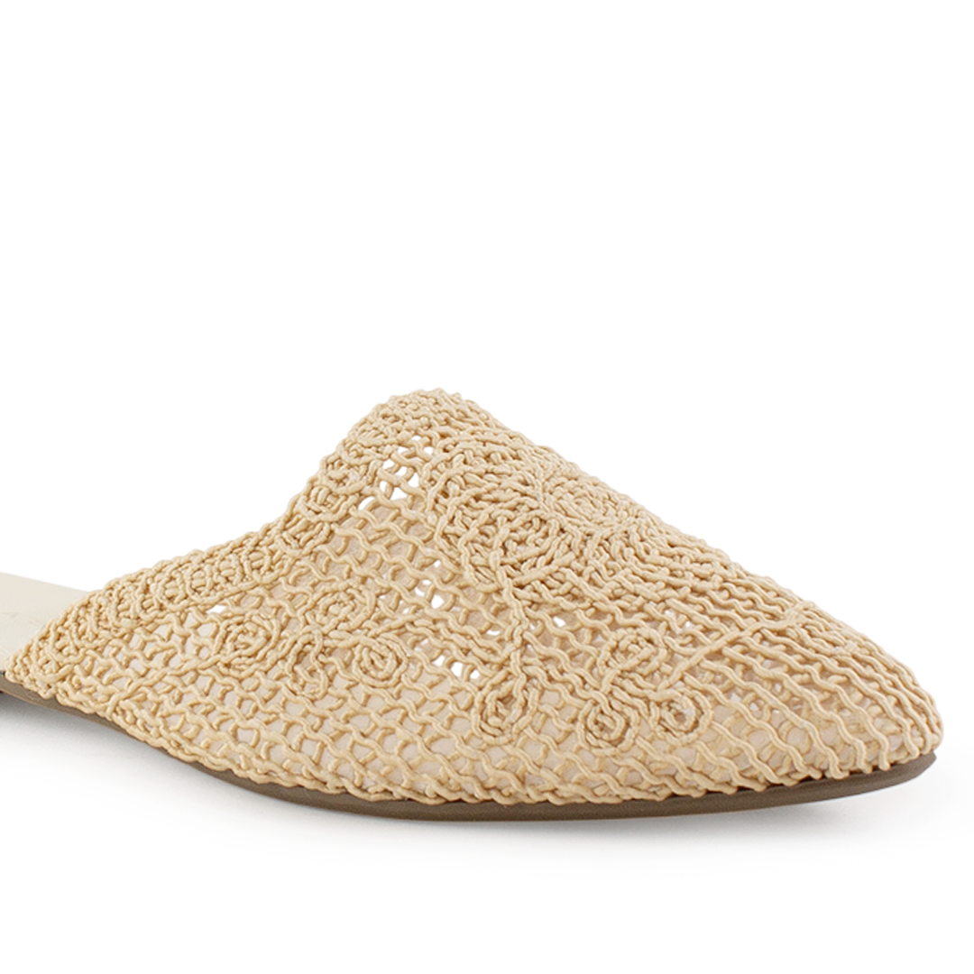 Vista a detalle de diseño trenzado perforado en flats tipo mules beige para mujer de piso 