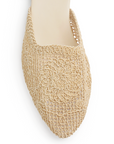Vista de material sintético en flats beige de piso para mujer con punta perforada fina tipo mules destalonadas