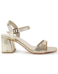 Vista lateral de zapatilla dorada para mujer con pulsera ajustable tira frontal y tacón grueso de 7cm