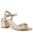 Vista diagonal de zapatilla dorada de diseño descubierto para mujer con pulsera ajustable y tacón grueso de 7cm
