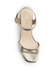 Vista superior de zapatilla dorada para mujer de diseño descubierto con pulsera ajustable y tira al frente 