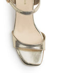 Vista de material sintético en zapatilla dorada para mujer con tira frontal pulsera ajustable y tacón grueso de 7cm