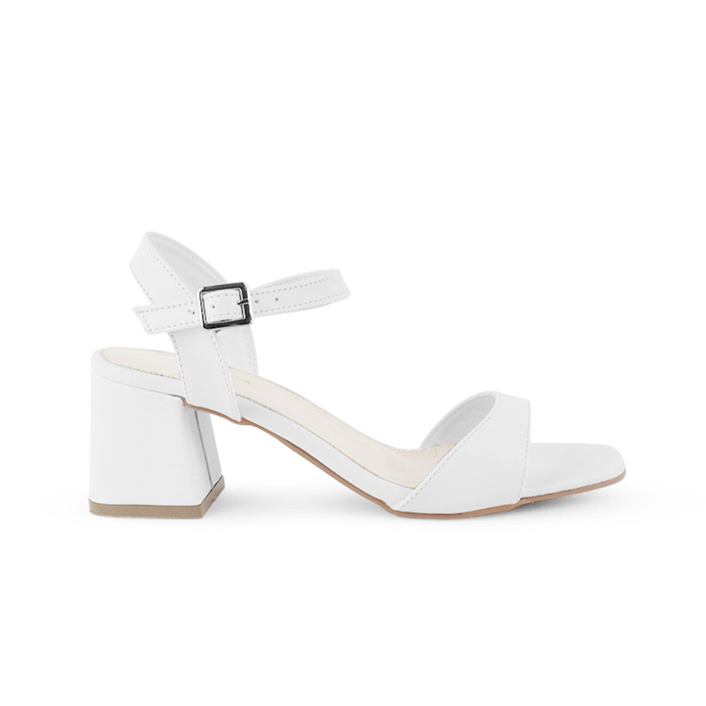 Vista lateral de zapatilla blanca para mujer con pulsera ajustable tira frontal y tacón grueso de 7cm