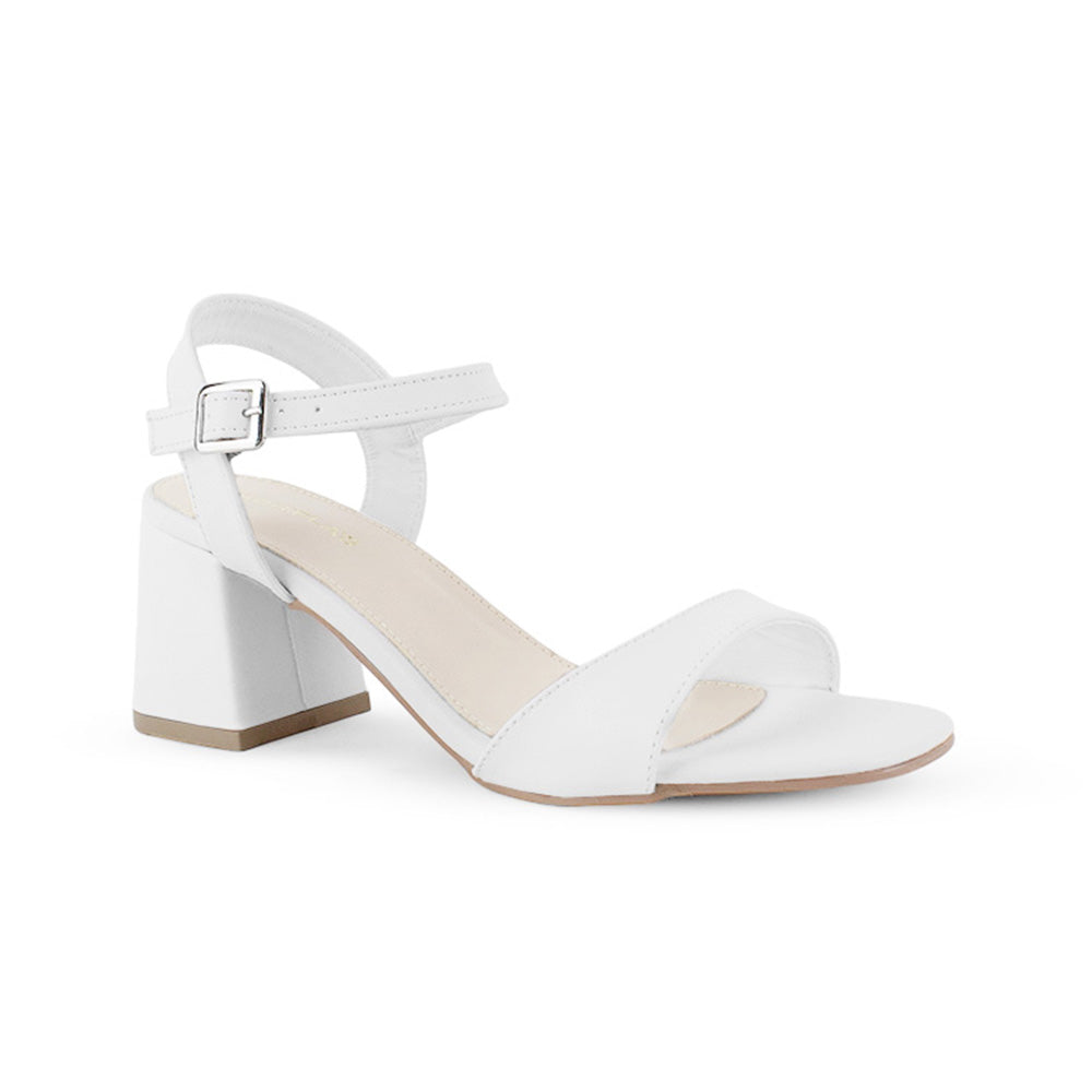 Vista diagonal de zapatilla blanca de diseño descubierto para mujer con pulsera ajustable y tacón grueso de 7cm