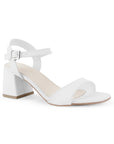 Vista diagonal de zapatilla blanca de diseño descubierto para mujer con pulsera ajustable y tacón grueso de 7cm