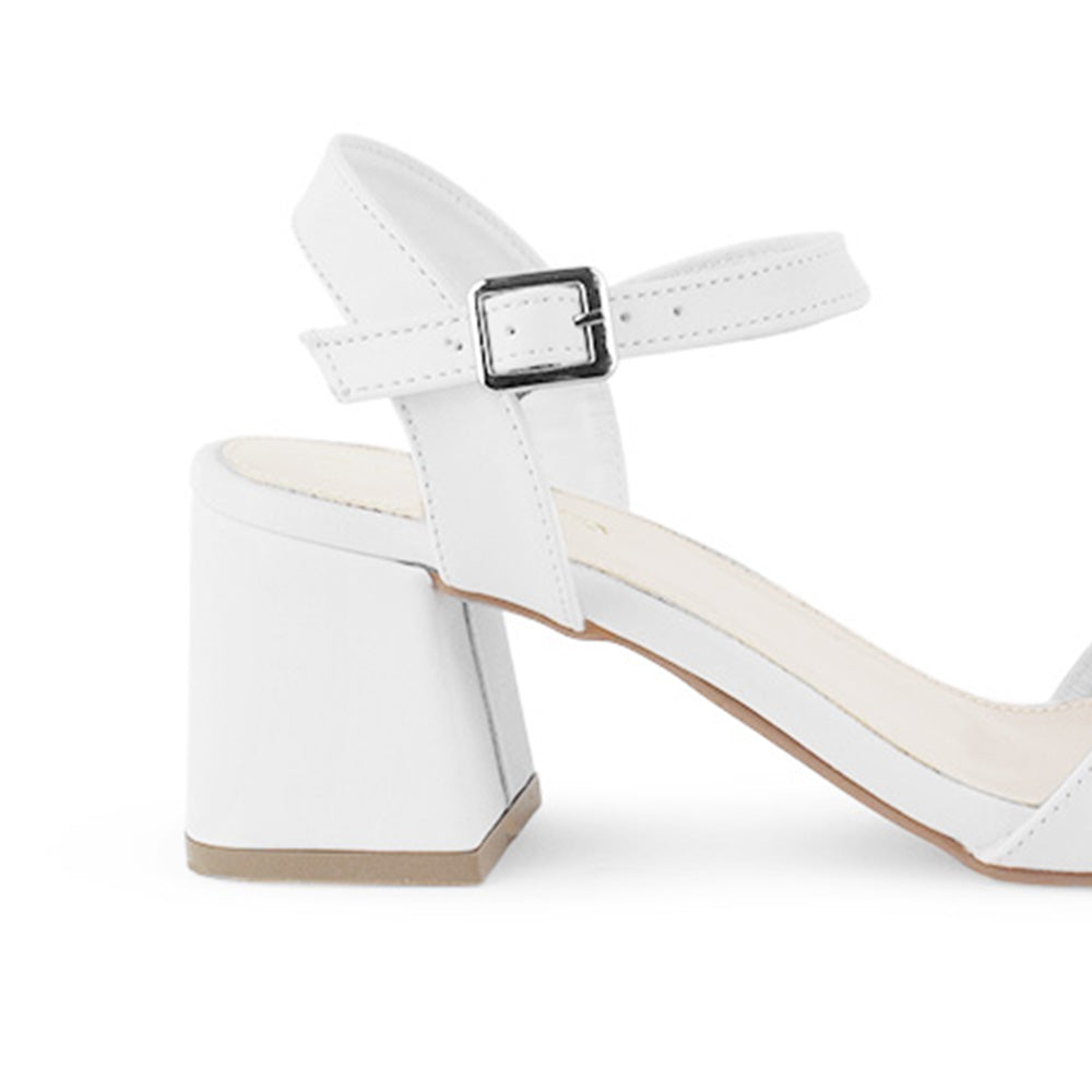 Vista trasera de tacón grueso medio de 7cm en zapatilla blanca para mujer con pulsera ajustable 