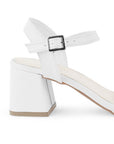 Vista trasera de tacón grueso medio de 7cm en zapatilla blanca para mujer con pulsera ajustable 
