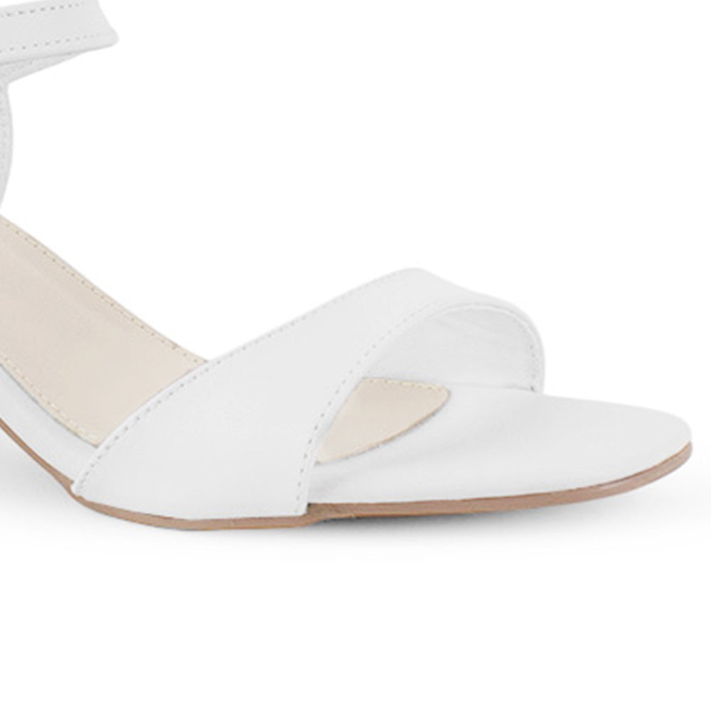 Vista a detalle de zapatilla blanca para mujer de diseño descubierto con pulsera ajustable con tira al frente