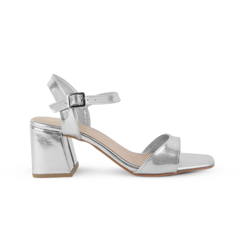 Vista lateral de zapatilla plateada para mujer con pulsera ajustable tira frontal y tacón grueso de 7cm