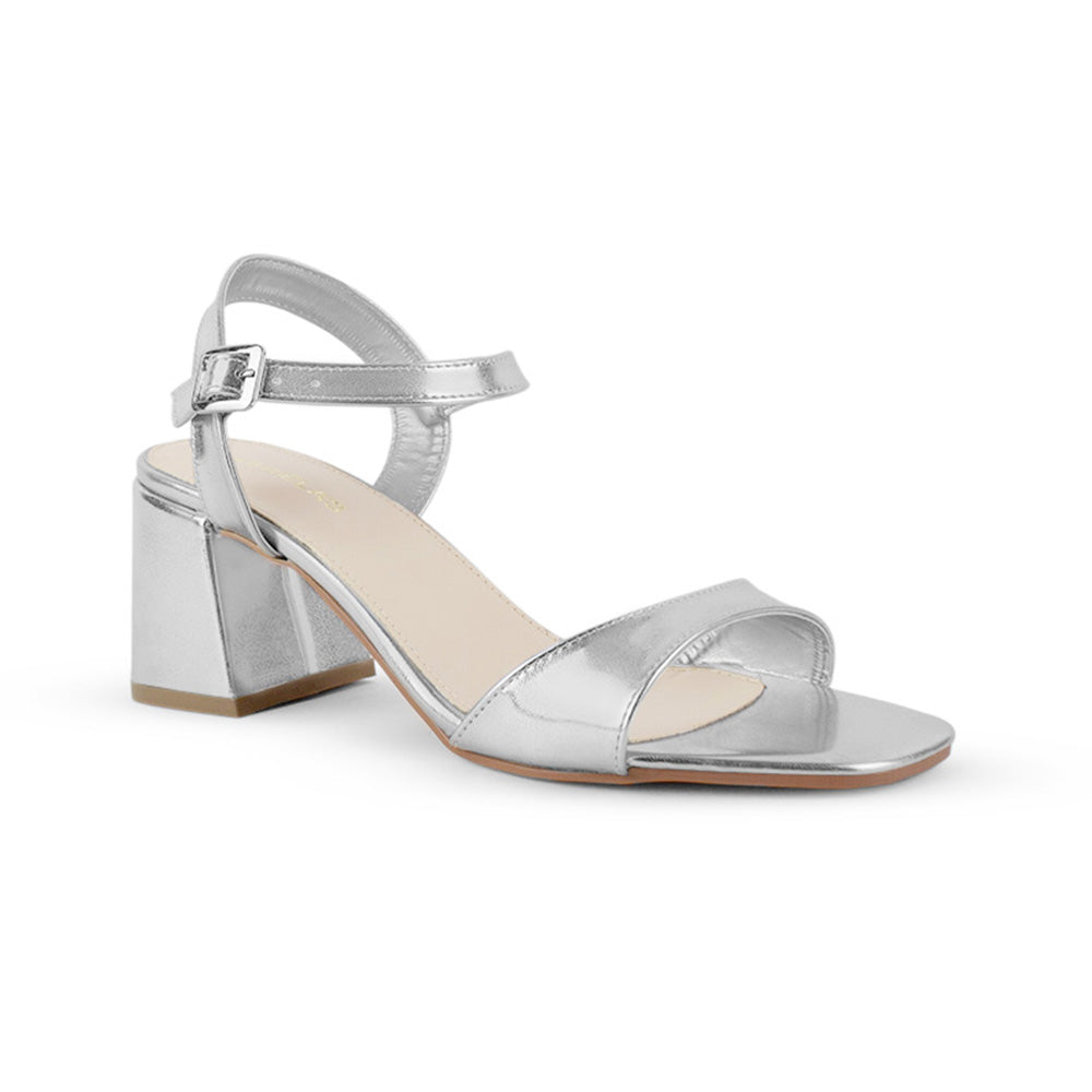 Vista diagonal de zapatilla plateada de diseño descubierto para mujer con pulsera ajustable y tacón grueso de 7cm