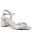 Vista diagonal de zapatilla plateada de diseño descubierto para mujer con pulsera ajustable y tacón grueso de 7cm
