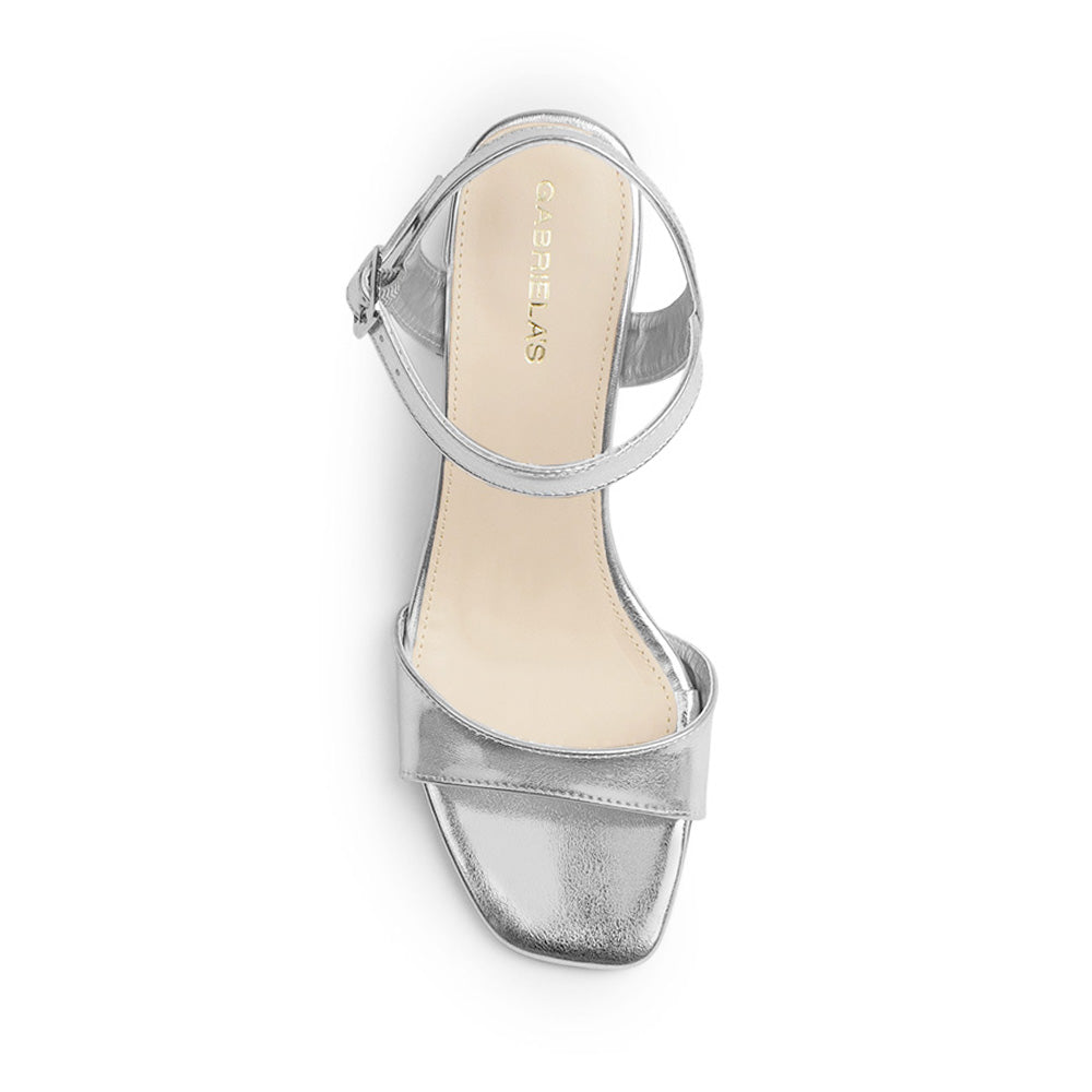 Vista superior de zapatilla plateada para mujer de diseño descubierto con pulsera ajustable y tira al frente 