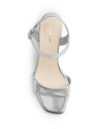 Vista superior de zapatilla plateada para mujer de diseño descubierto con pulsera ajustable y tira al frente 